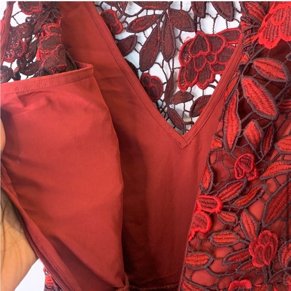 GUESS RED EMBROIDERED RED FLORAL SLEEVELESS ROMPER LINED WOMEN SIZE 4 EUC - Picture 6 of 6